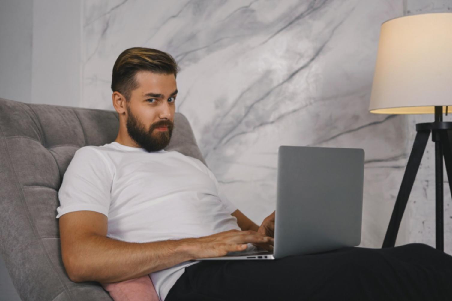 Unser Team bei der Arbeit in modernem Büroambiente